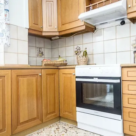 The Ideal Locale - A Sleek And Illuminated Space Apartment Kalamata