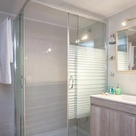 شقة The Ideal Locale - A Sleek And Illuminated Space *